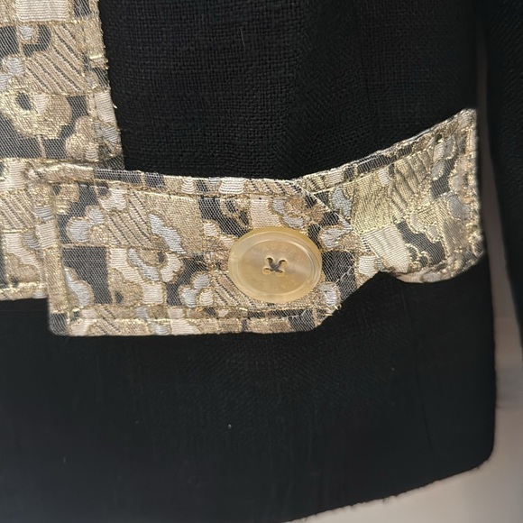 Gorgeous, vintage dolce and Gabbana blazer with gold accent and buttons size XS - Picture 5 of 7